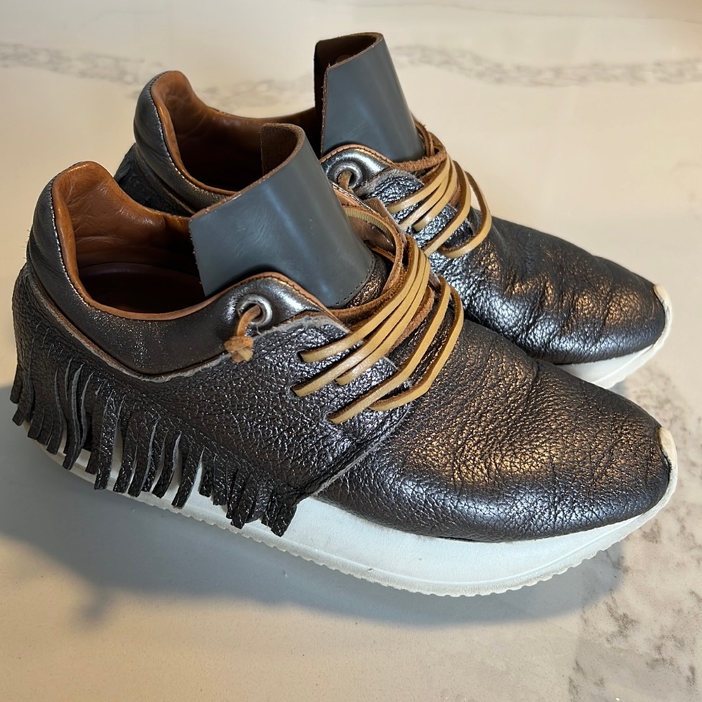Esseutesse Grey Fringe Sneakers